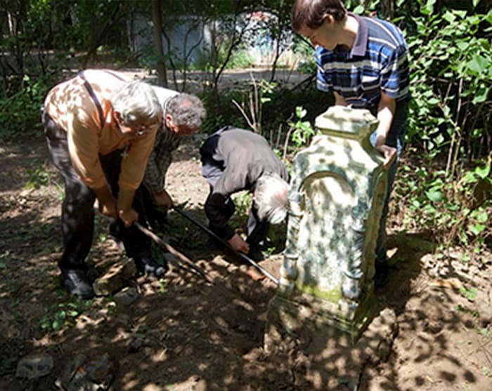 Благоустройство могилы и кладбища